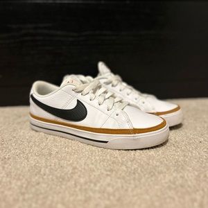 Nike Court Legacy